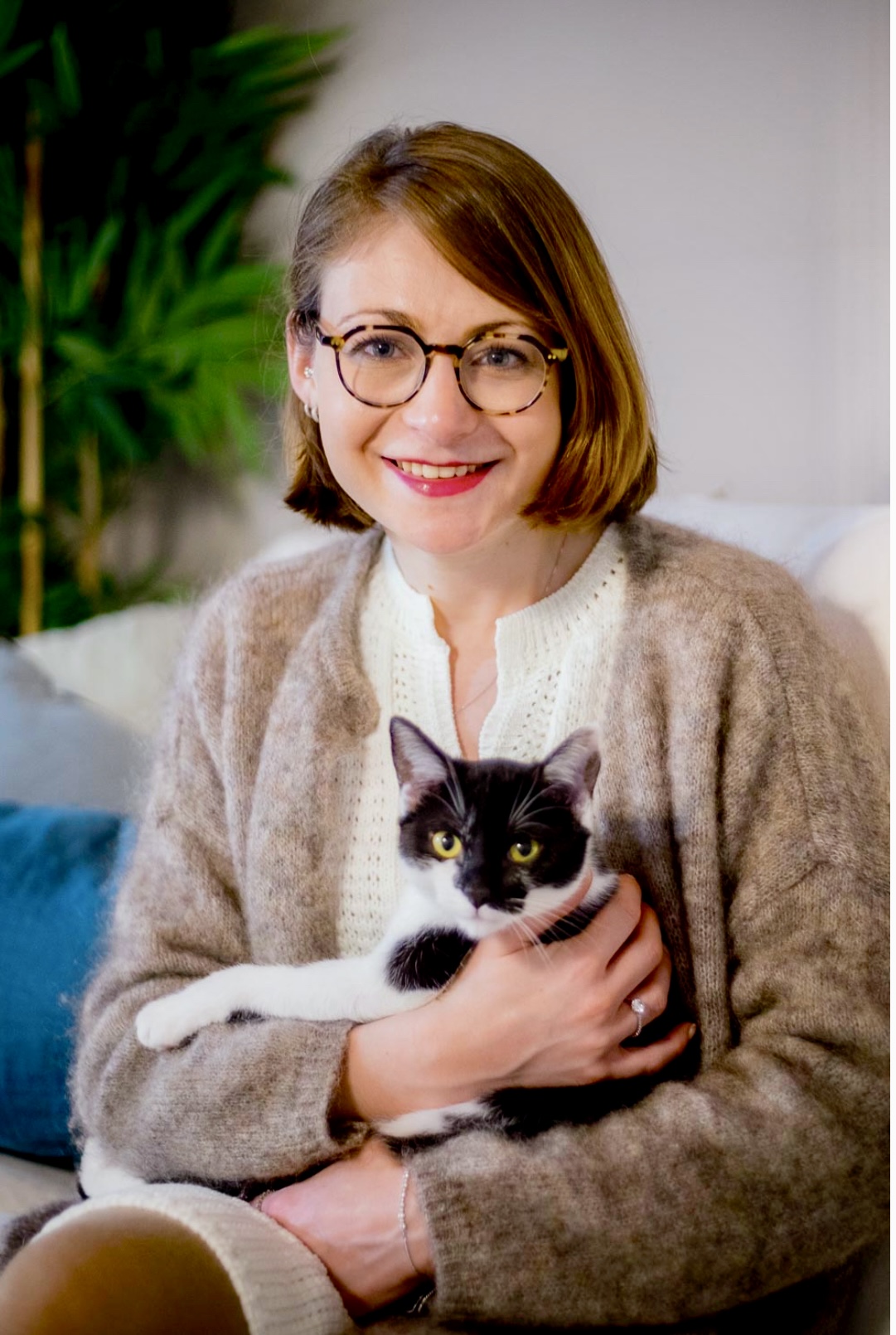 Rébecca au cabinet, avec l'une de ses chattes